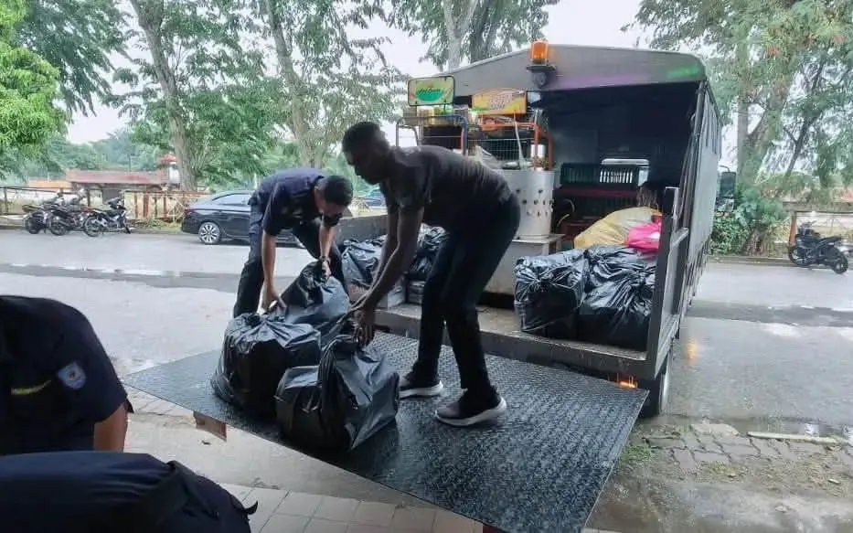 无牌营业及摆摊  巴生市厅一日突击两地点执法