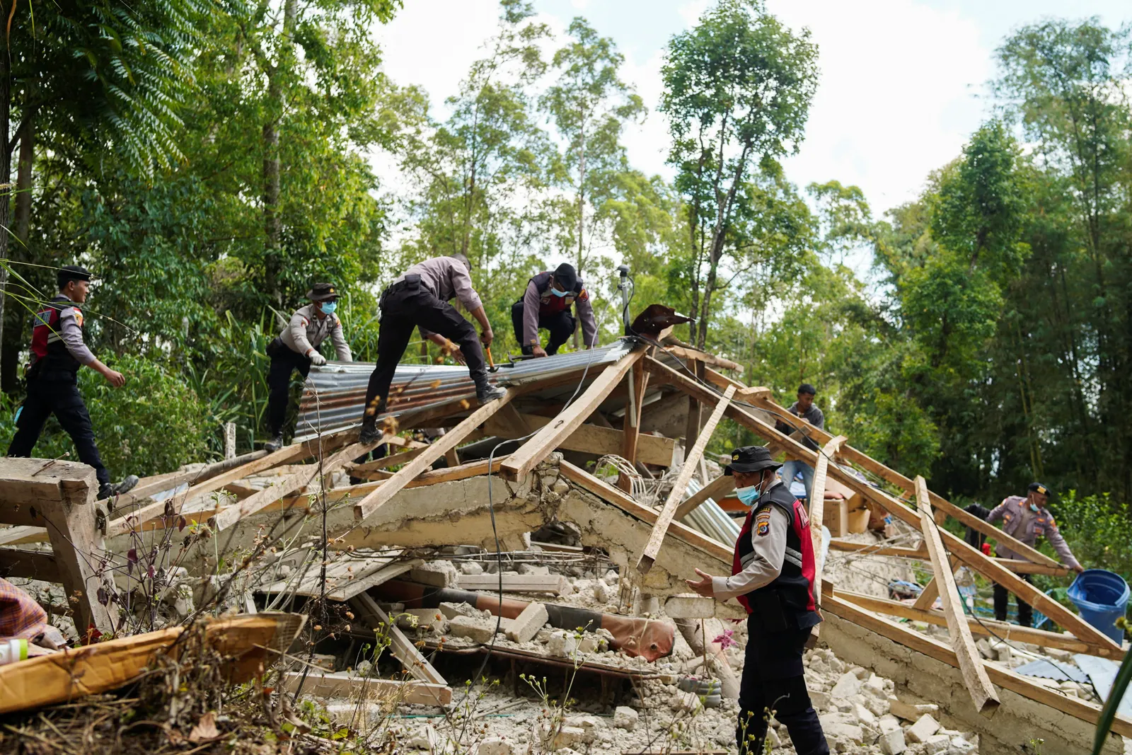 5,000 evacuated after Indonesia quake kills 53, aftershocks hamper rescues
