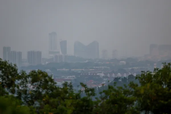 Unhealthy air quality persists, API readings improve slightly