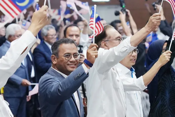 Anwar puts Amirudin in charge of Harapan-Bersatu discussions