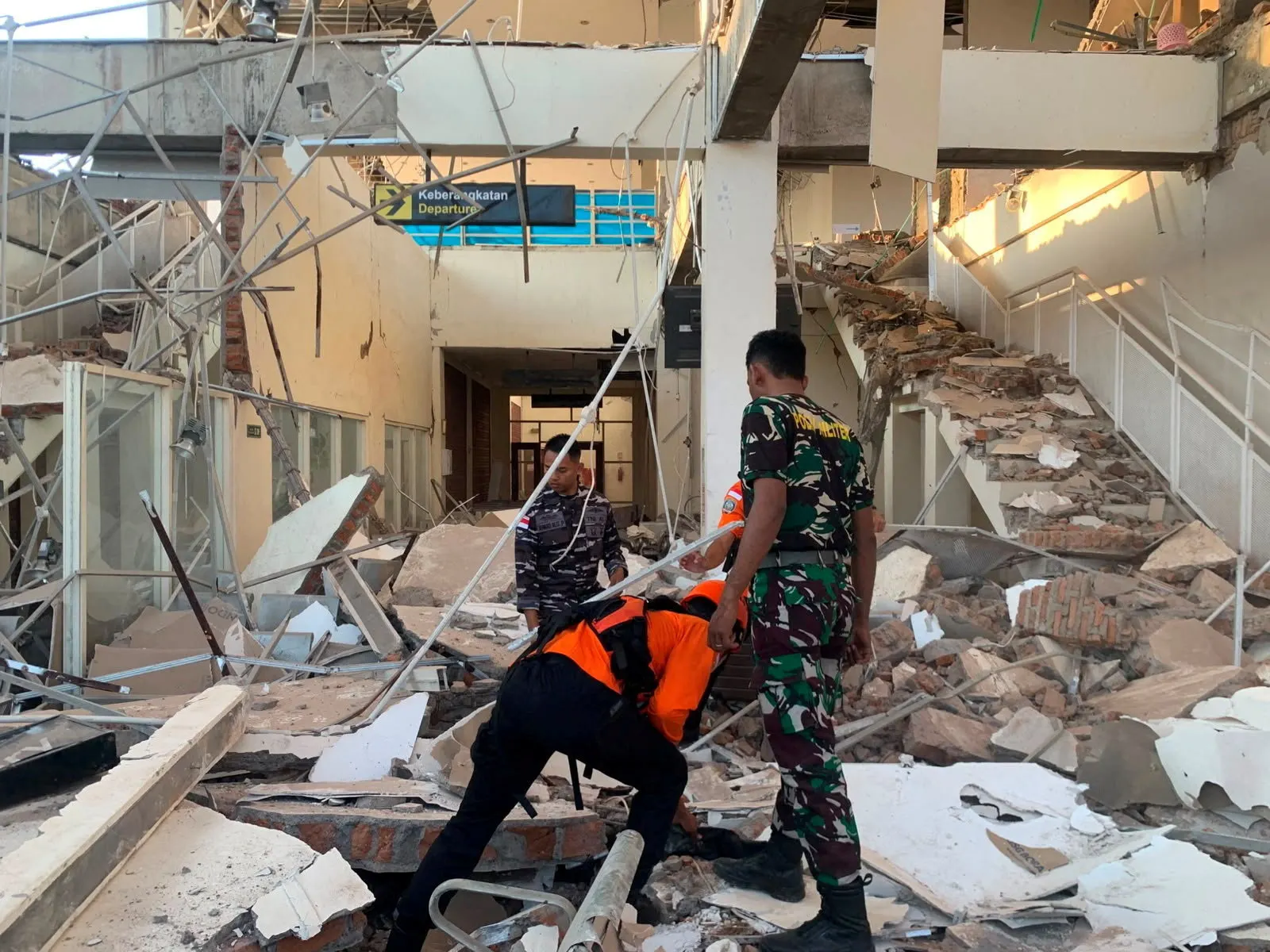 At least five killed as 7.7-magnitude quake strikes eastern Indonesia