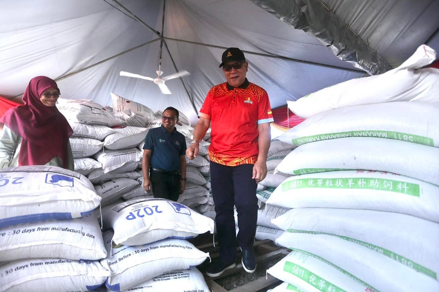 89 penternak, pengusaha akuakultur Sabak Bernam terima insentif makanan
