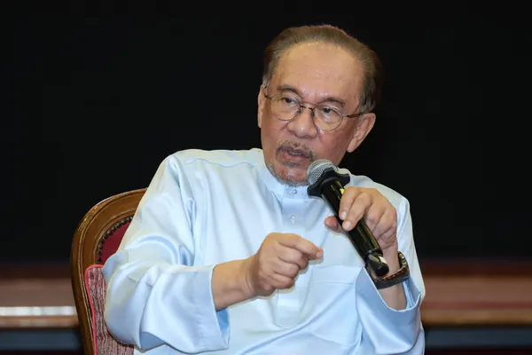 Anwar: Jangan jadikan tindakan terhadap salah laku isu kaum, agama