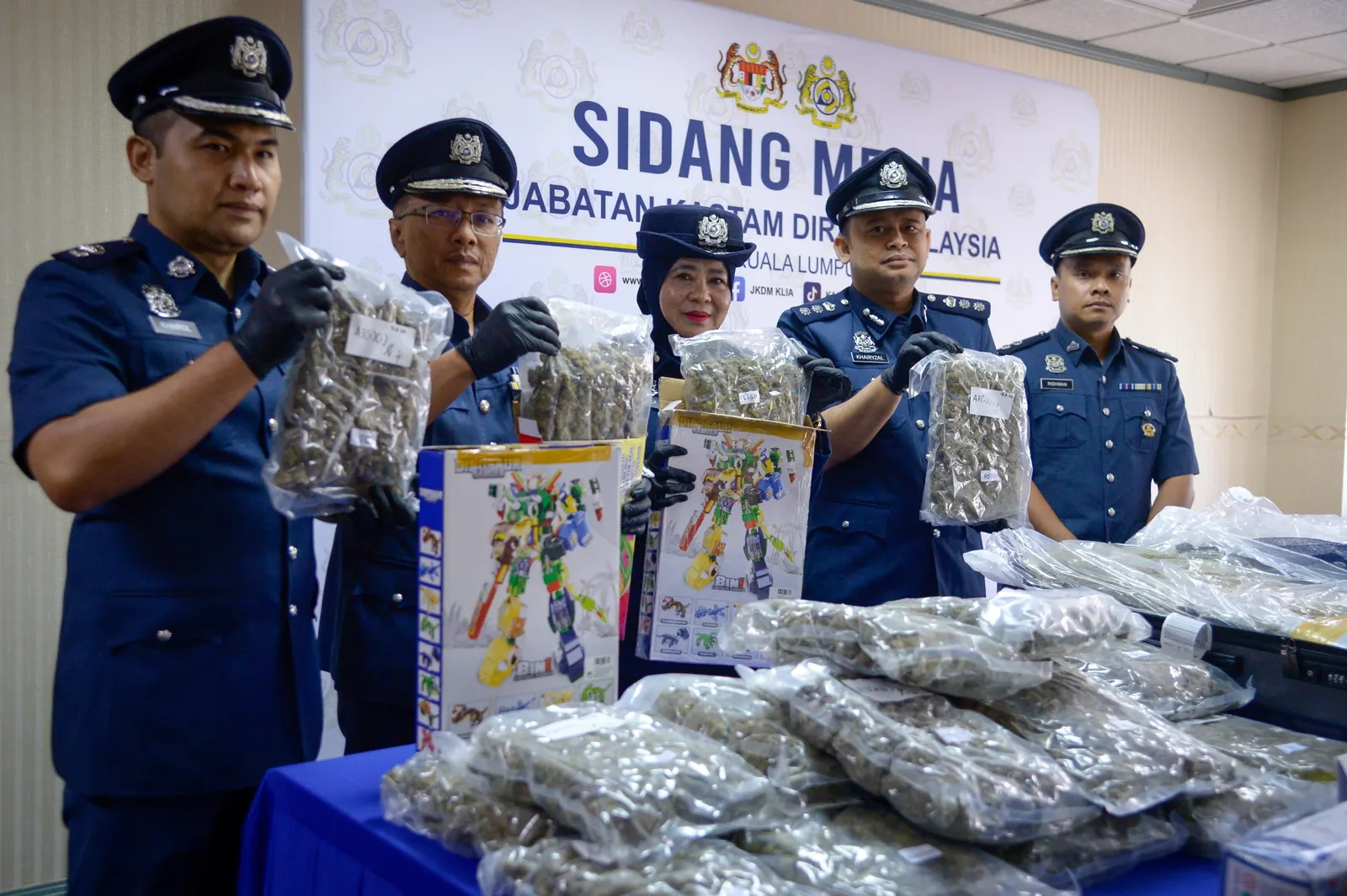 Kastam KLIA tumpas empat kes seludup rokok, ganja RM6.17 juta
