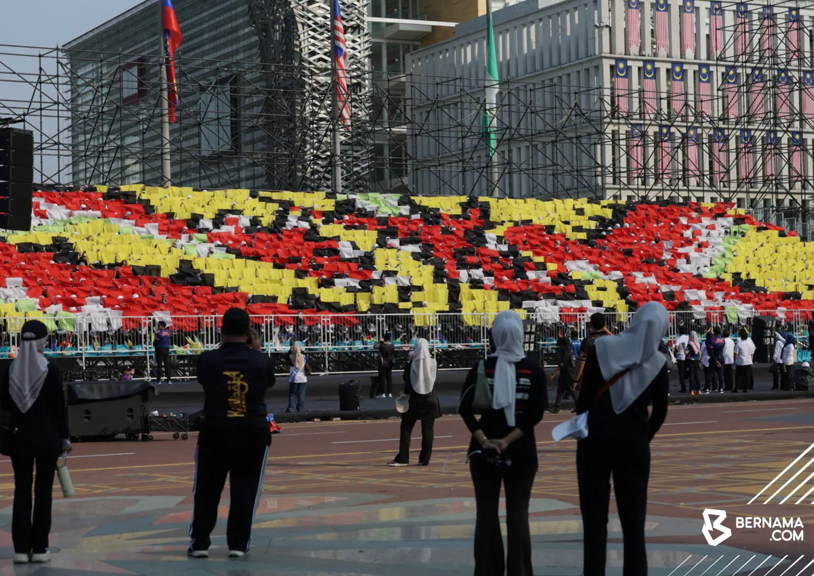 1,500 pelajar persembah lagu dalam bentuk formasi manusia sempena Hari Kebangsaan