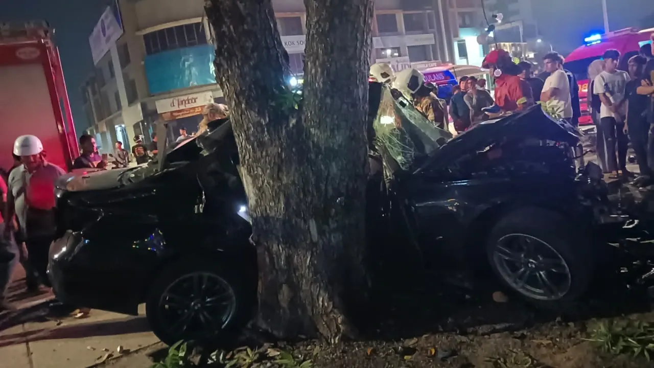宝马失控撞路旁2车　司机死亡两人受伤