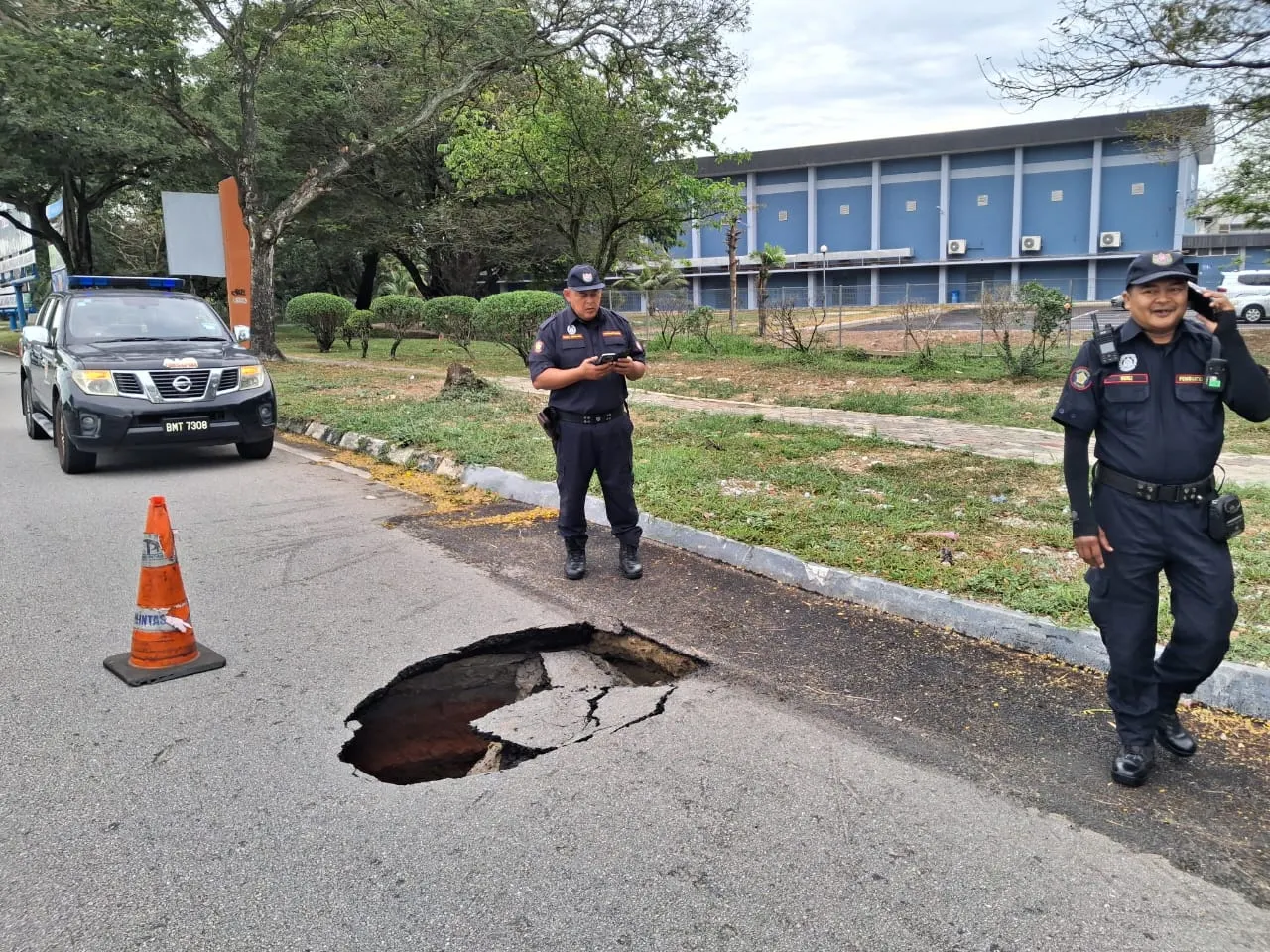Kerosakan paip pembentungan punca lubang benam di Persiaran Jubli Perak - MBSA