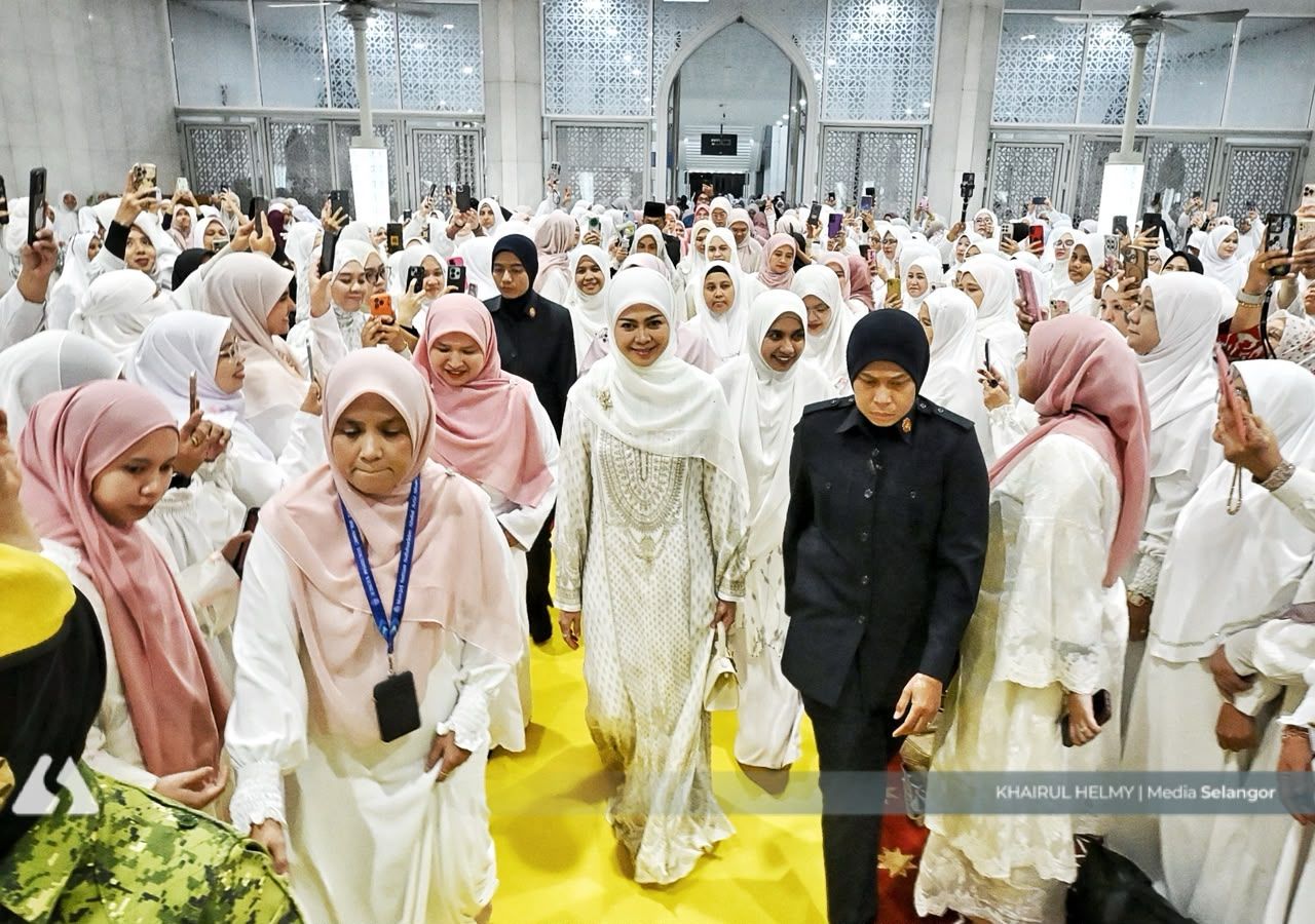 Tengku Permaisuri sertai 10,000 wanita Selangor berselawat