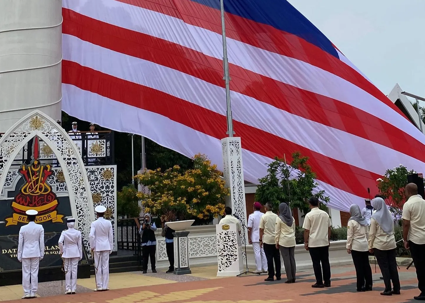 Jalur Gemilang diperiksa teliti sebelum dikibar di tiang tertinggi Asia Tenggara