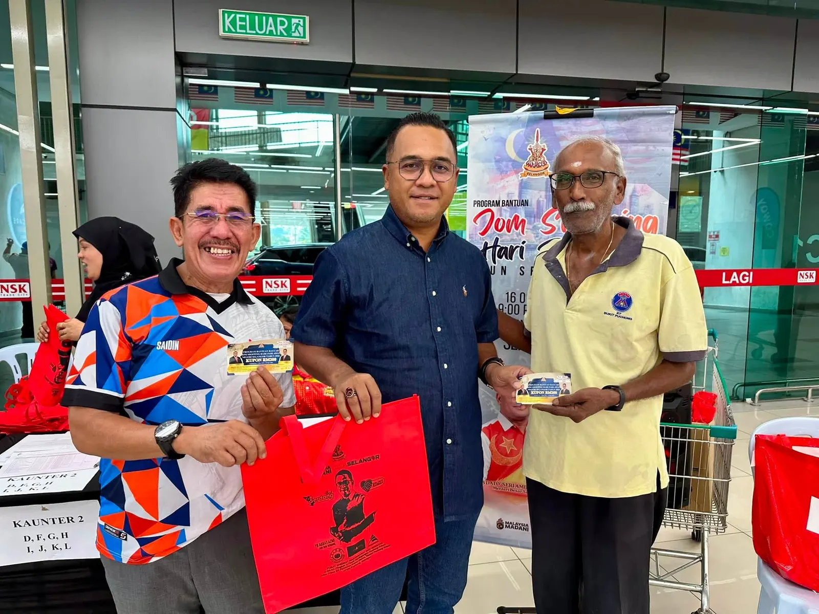 228 veteran ATM dan polis DUN Seri Serdang terima baucar Jom Shopping