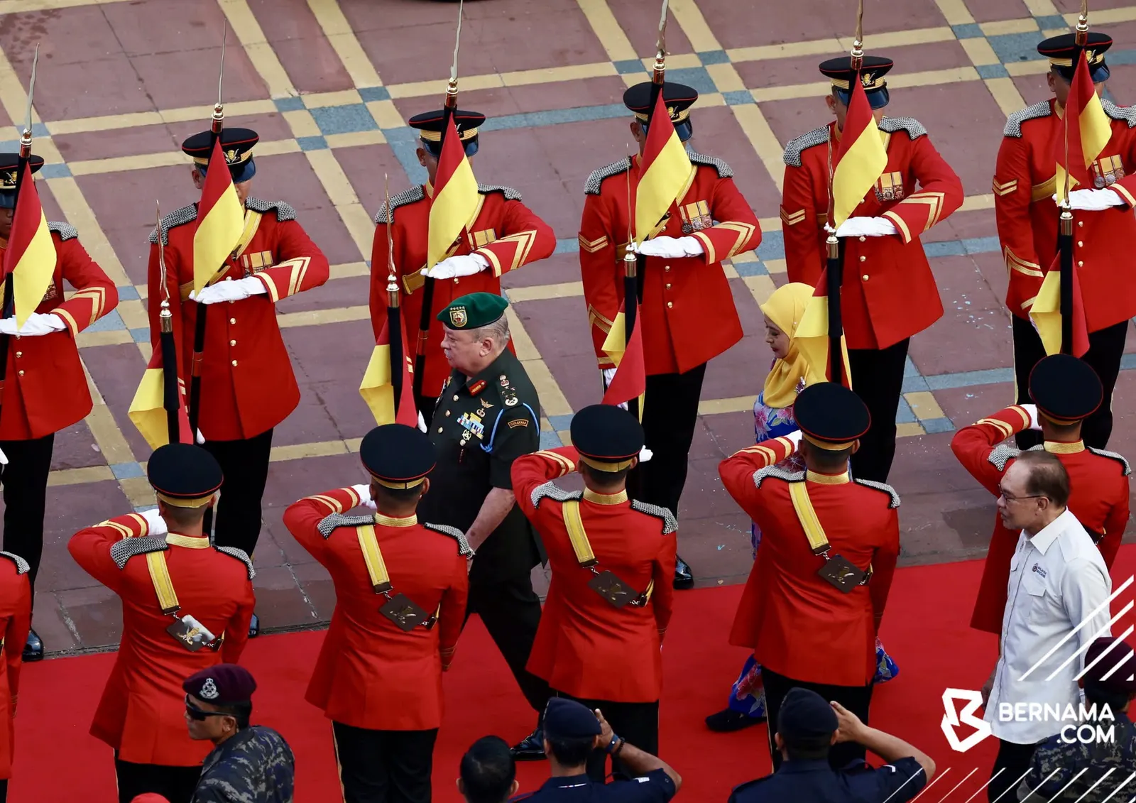 Agong, Raja Permaisuri berangkat ke sambutan Hari Kebangsaan Putrajaya