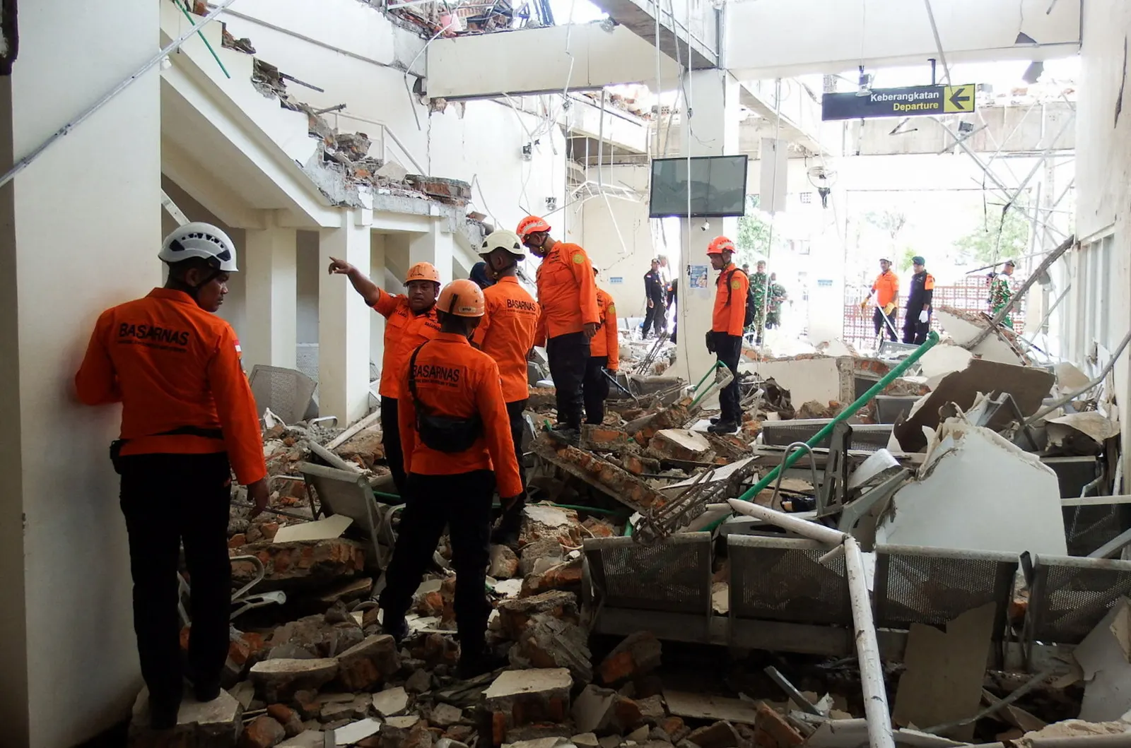 Indonesia’s magnitude-7.7 quake death toll rises to 20