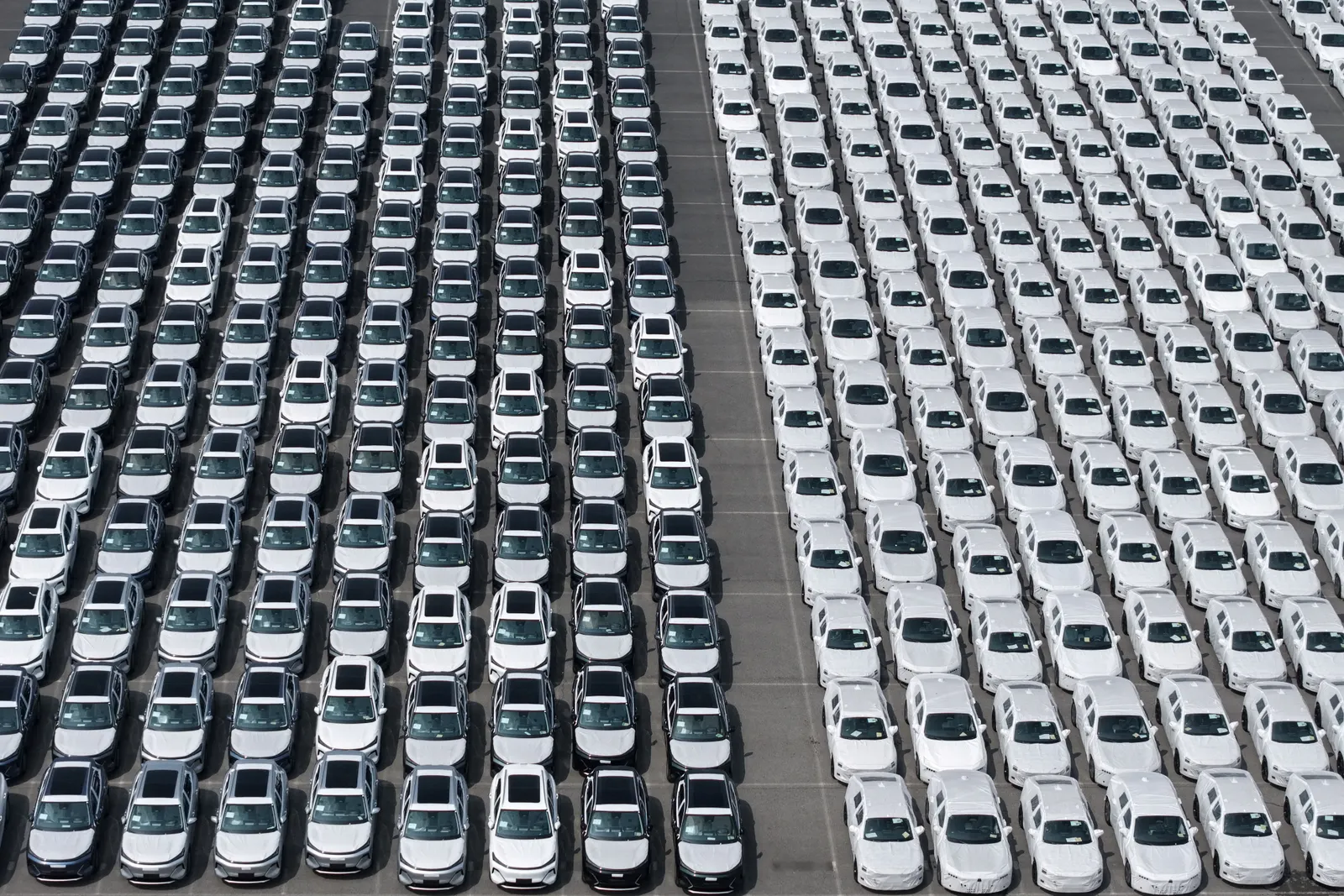 China's car sales extend slide as shift accelerates to overseas markets