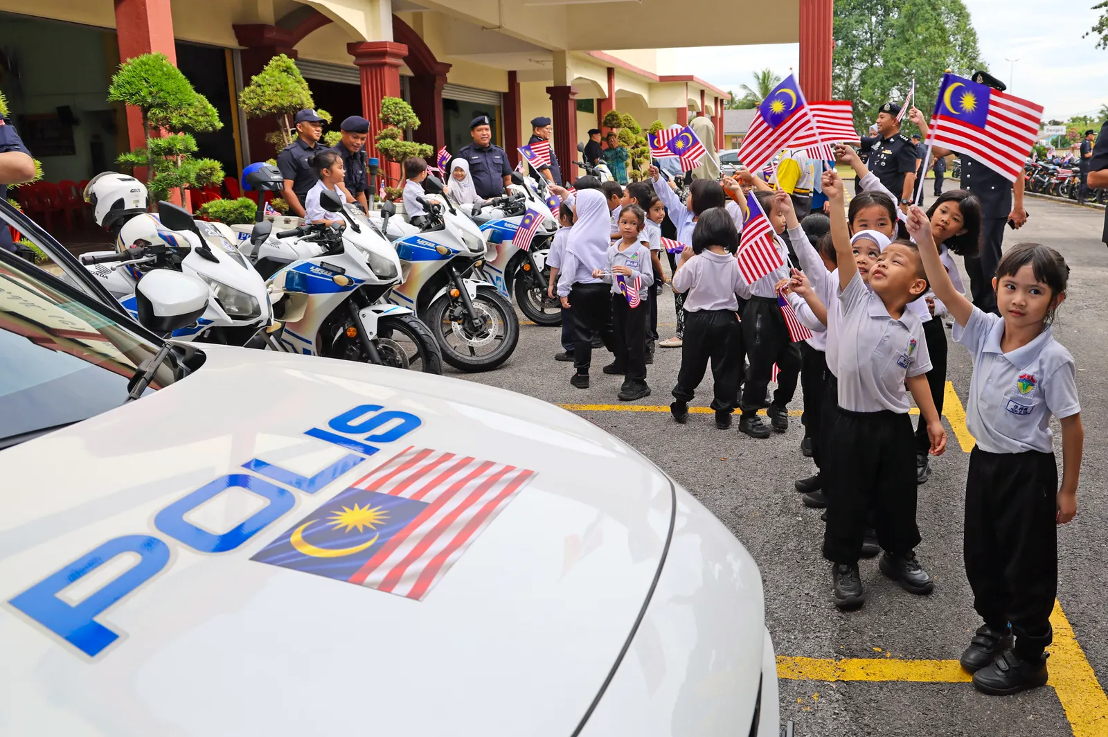 Sepang police drive home unity message with Merdeka convoy