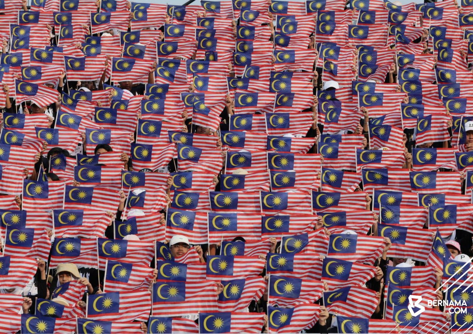 1,500 pelajar persembah lagu dalam bentuk formasi manusia sempena Hari Kebangsaan