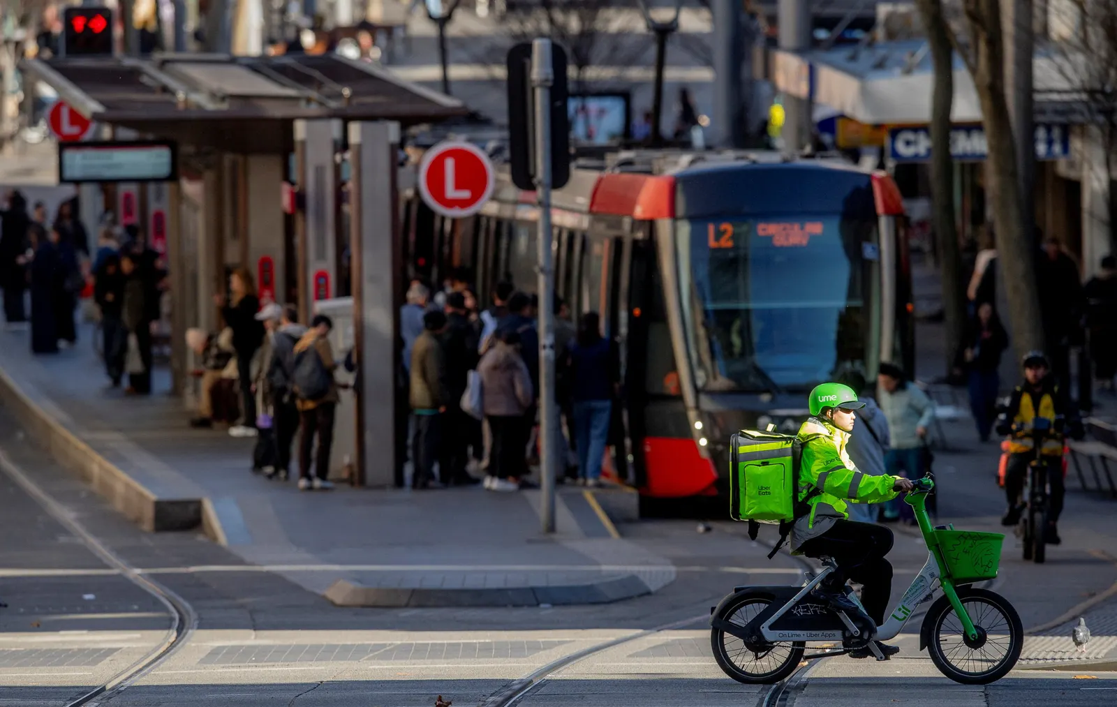 Australia sets ‘world-leading’ minimum wage for gig delivery workers