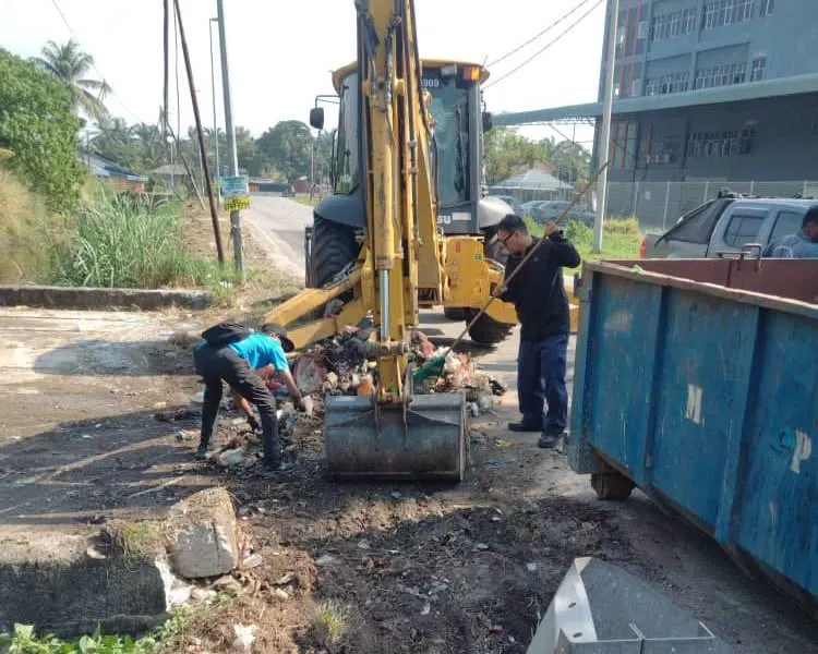 MPKL bersihkan lokasi sampah haram di Telok Panglima Garang, pasang papan tanda larangan