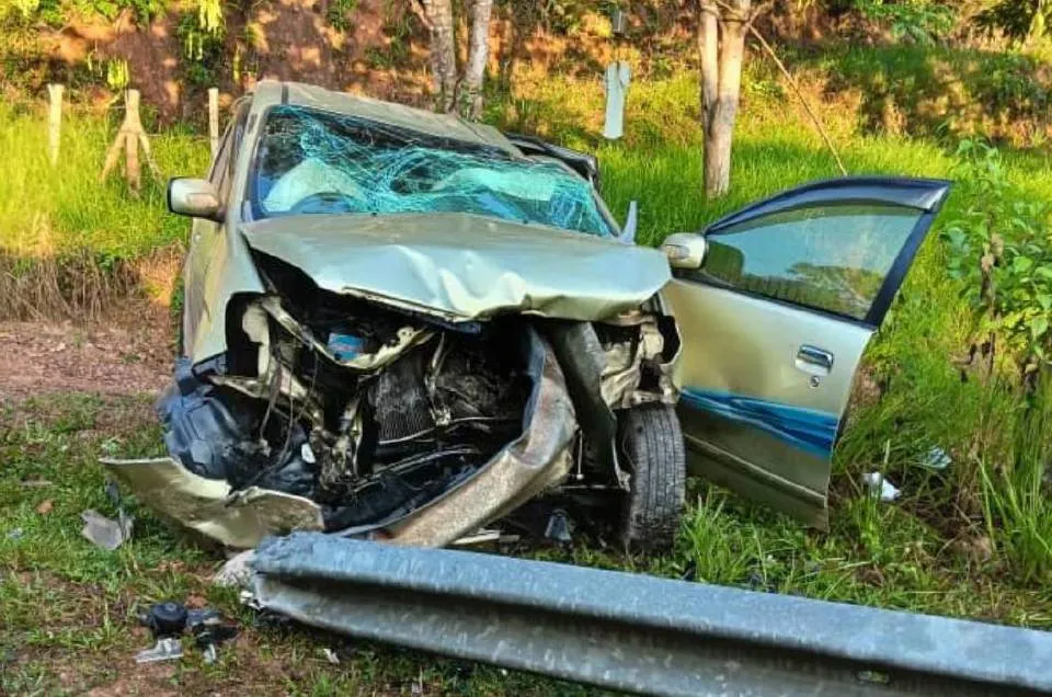 Ibu maut, anak cedera MPV langgar penghadang bahu jalan