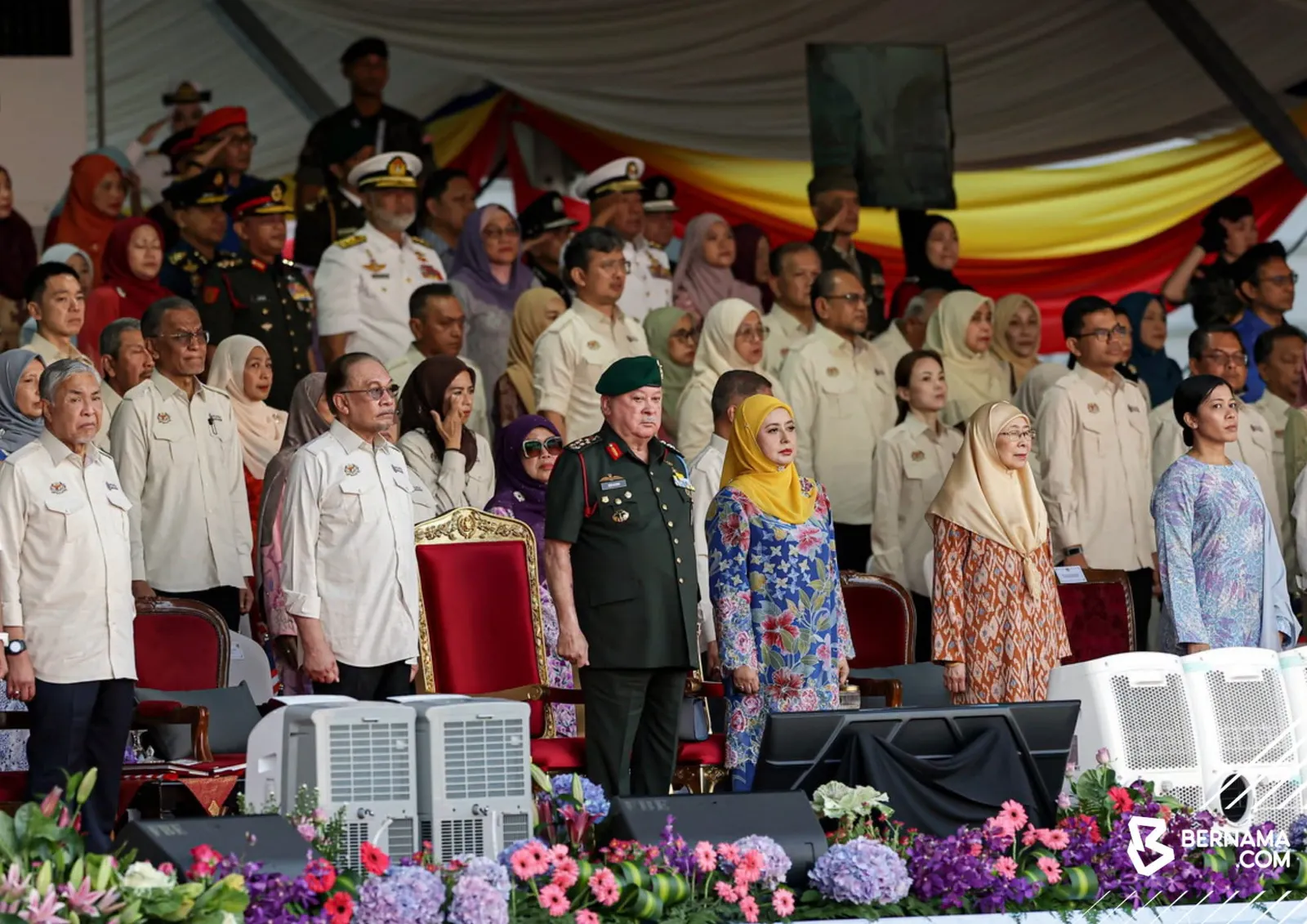 King, Queen wish Malaysians a Happy Merdeka at patriotic parade