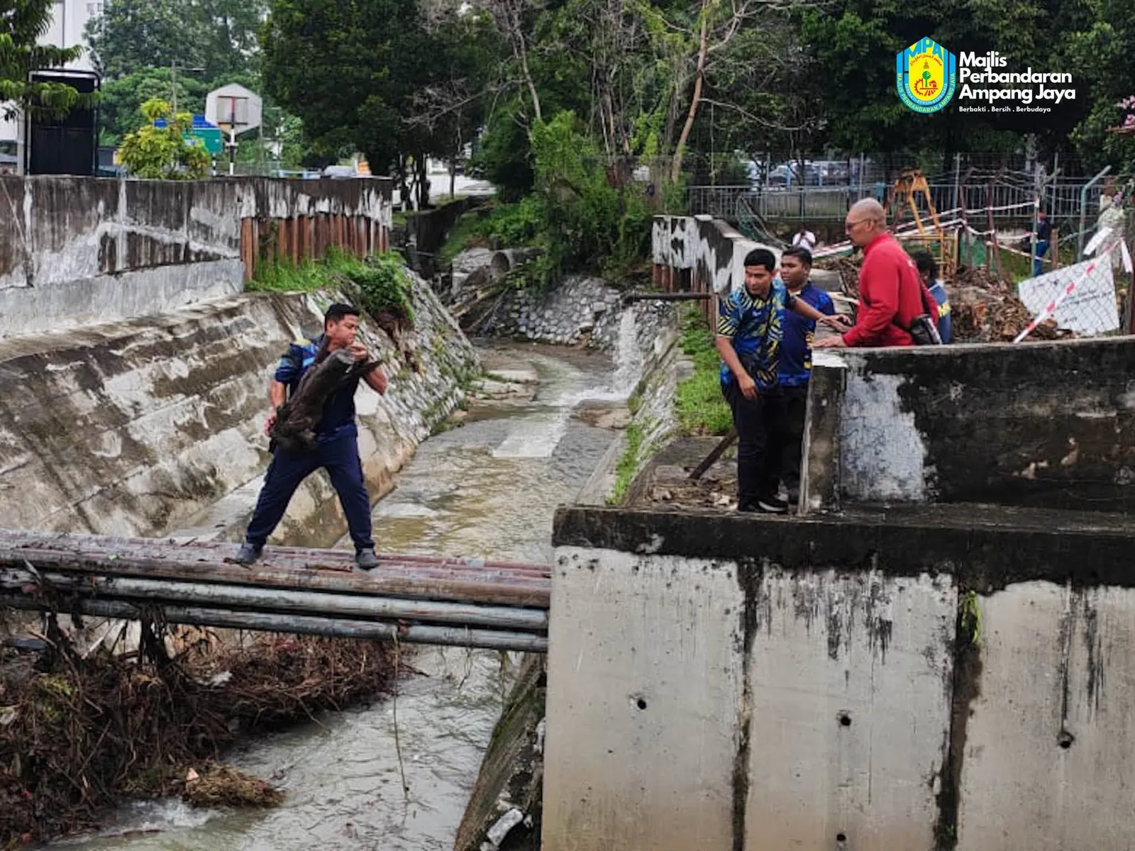 50 kakitangan MPAJ bantu bersih kediaman terjejas banjir