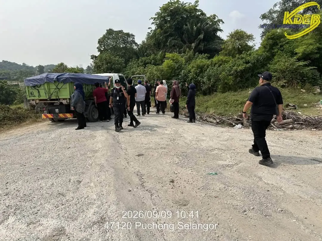 Lorry carrying suspected illegally dumped construction waste detained in Sepang
