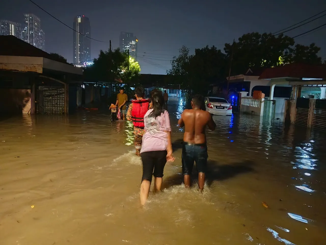 Flash floods hit several locations in Shah Alam, Klang