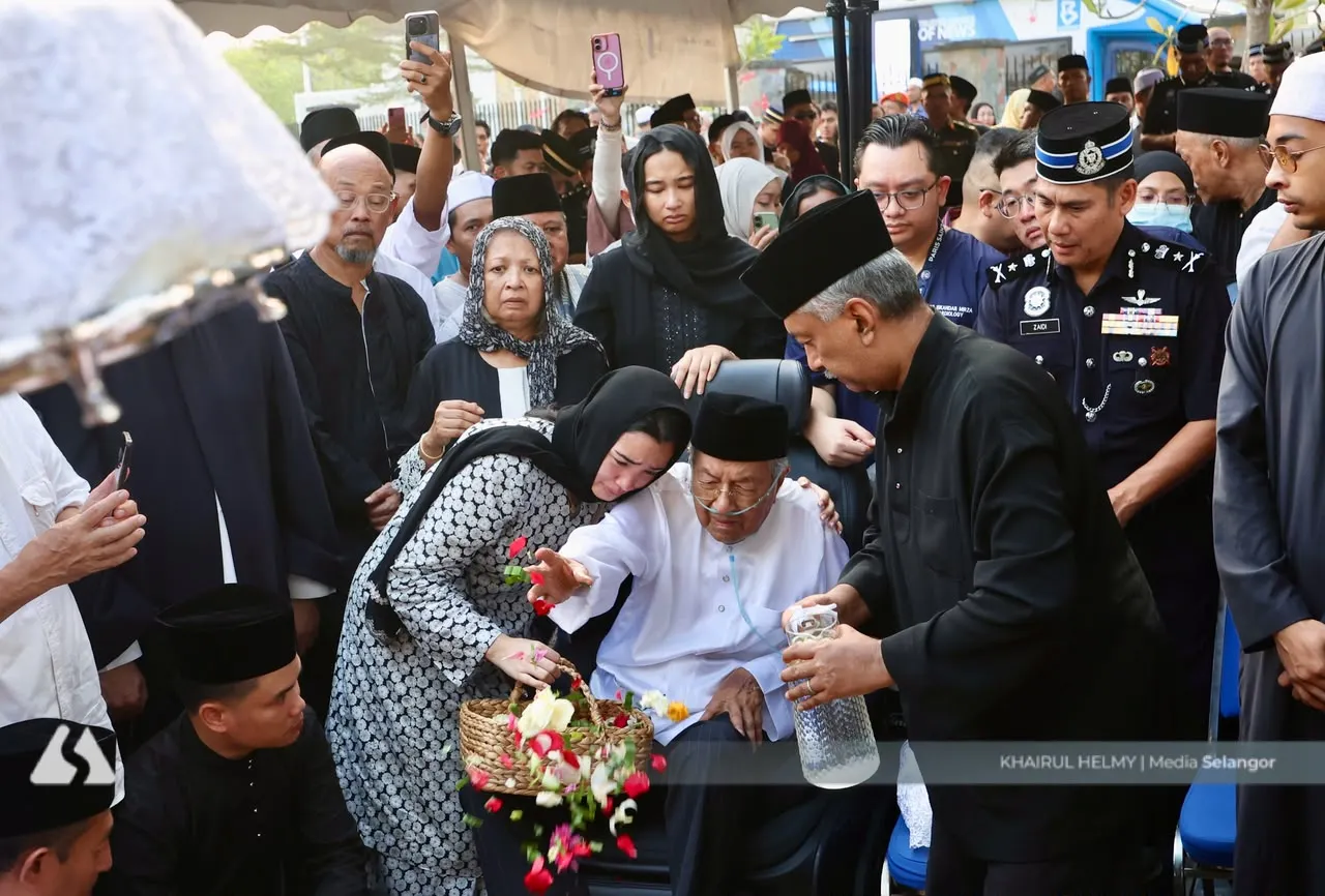 Seven decades together, Tun Dr Mahathir weeps as Tun Dr Siti Hasmah laid to rest