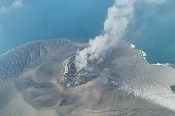印尼火山喷发机场临时关闭 干扰240航班殃及3万人