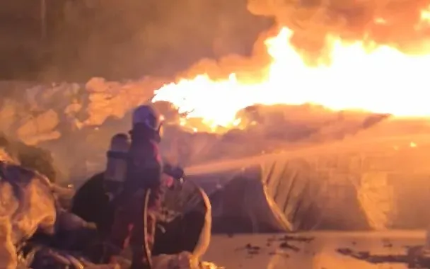 Kilang barangan lusuh di Kapar terbakar