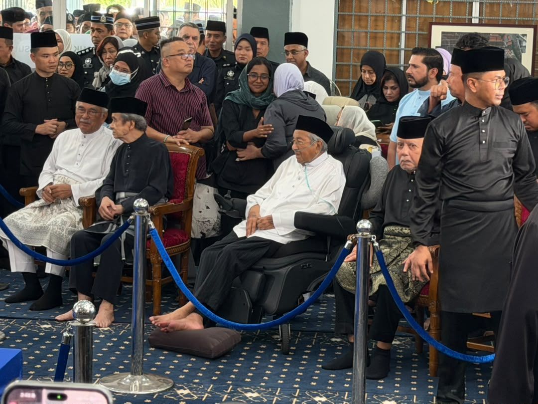 Tun Dr Siti Hasmah's remains arrives at Masjid As-Syarif