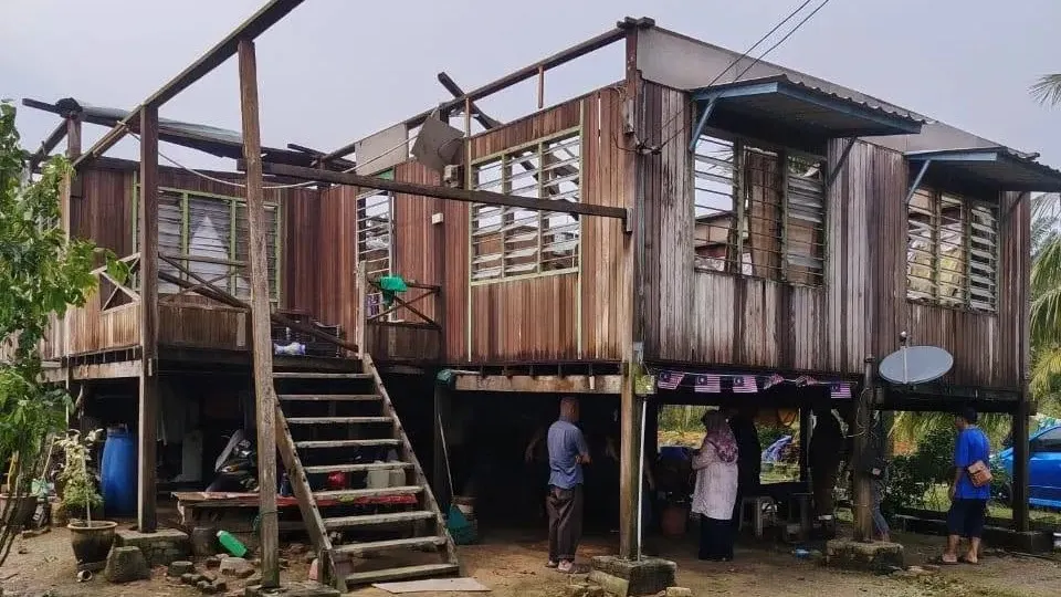 Ribut rosakkan 32 rumah di Kampung Bukit Kapar, tiada mangsa