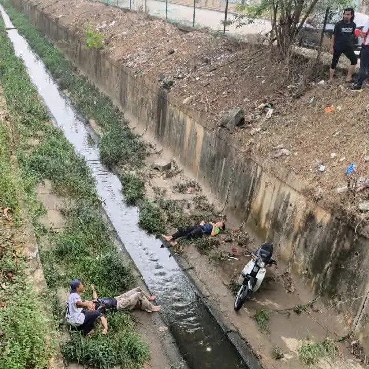 摩托车失控坠约5尺沟渠 2少年受伤送院治疗