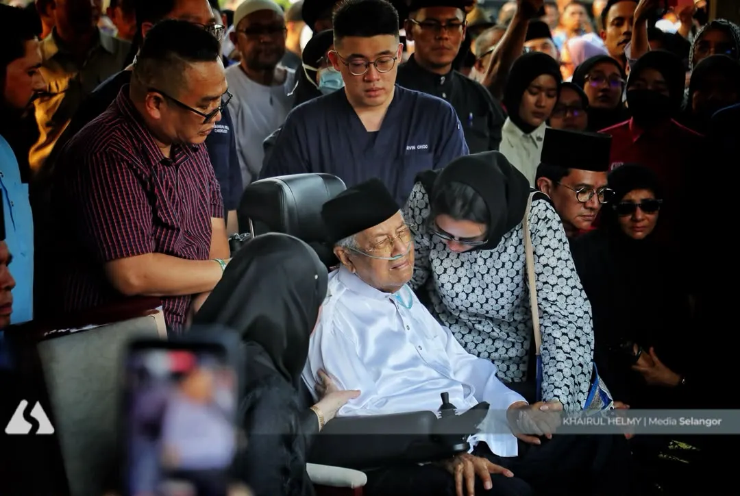 Seven decades together, Tun Dr Mahathir weeps as Tun Dr Siti Hasmah laid to rest