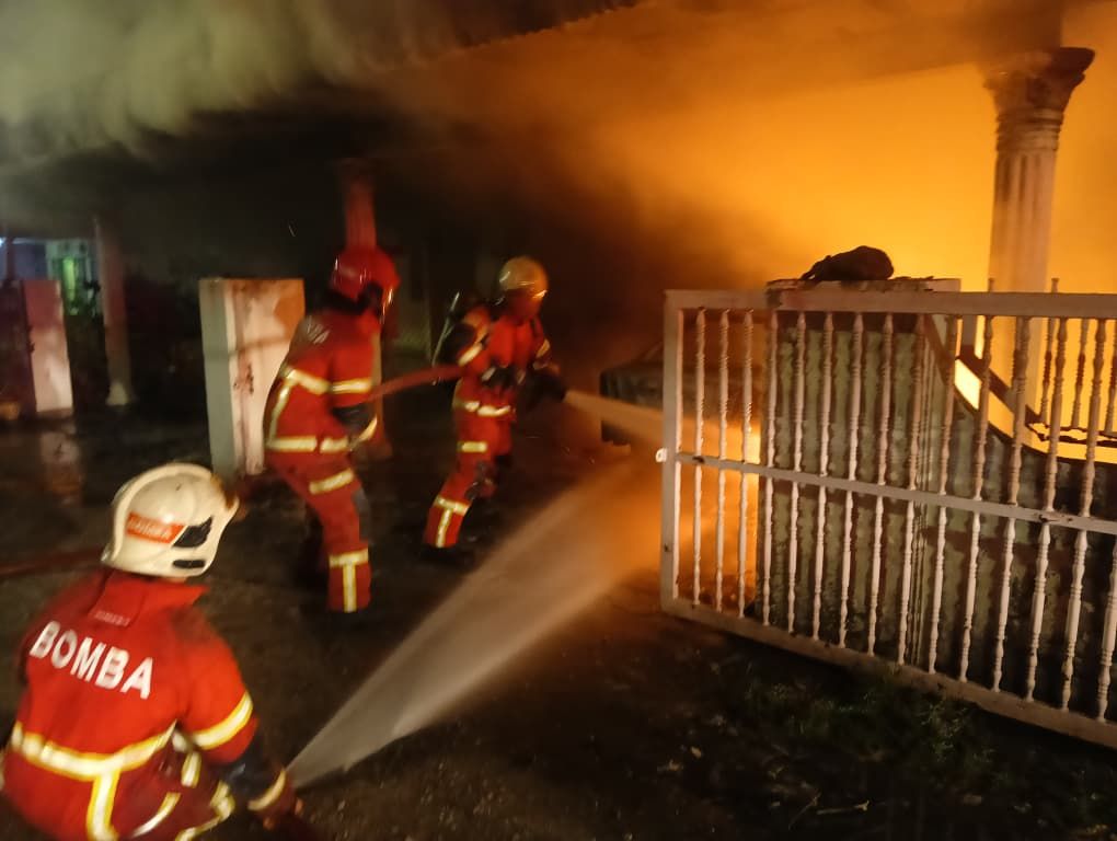 Dua rumah musnah, sebuah kereta rosak dalam kebakaran di Telok Gong