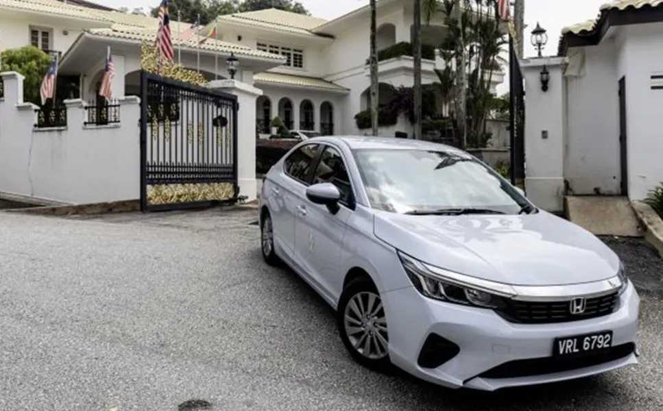 Prisons Department vehicles seen at Najib’s residence