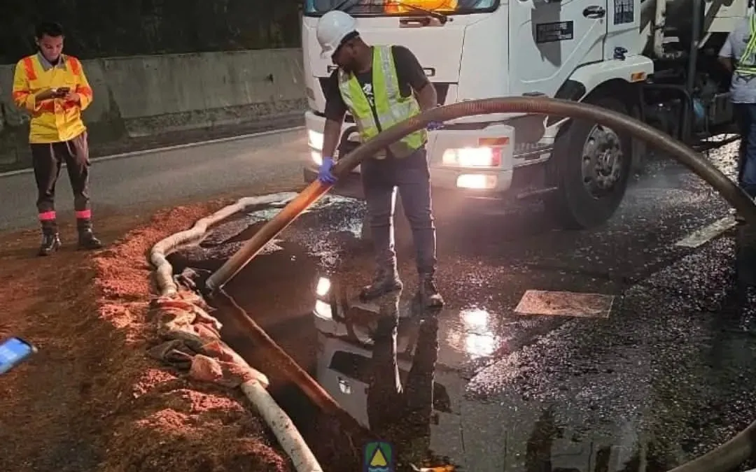 Minyak tumpah di Lebuhraya Karak, tindakan pantas LUAS elak pencemaran sungai