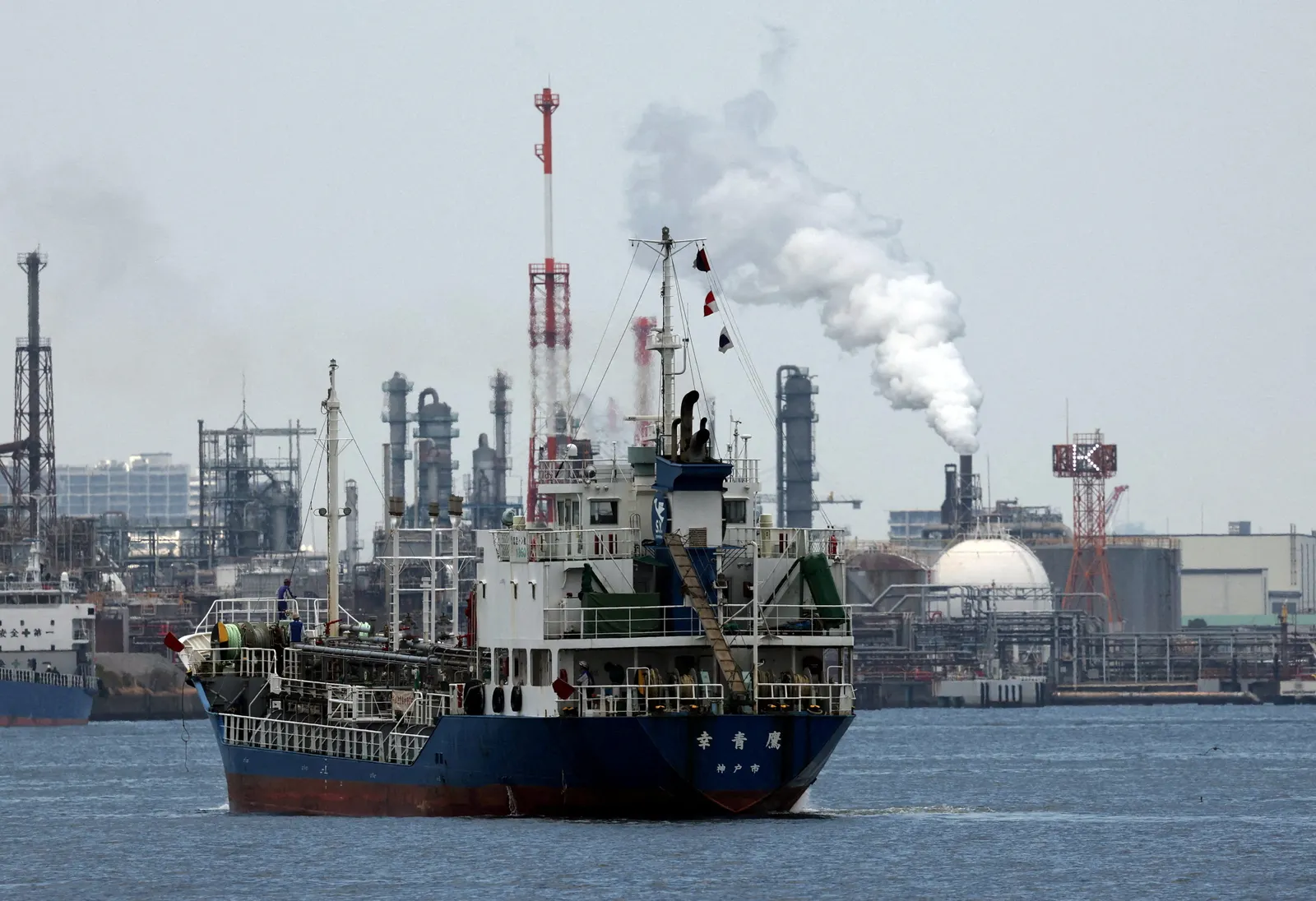 Oil steadies on investors' focus on Middle East supply