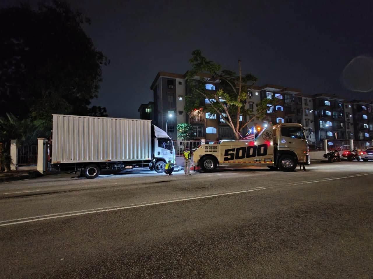 重型车辆乱停影响交通与居民 梳邦再也市厅开罚兼拖车