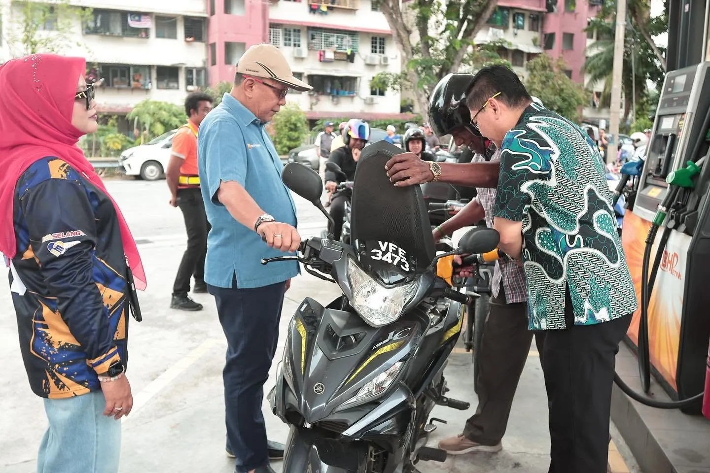 Pengguna motosikal terima manfaat isi minyak percuma DUN Pandan Indah