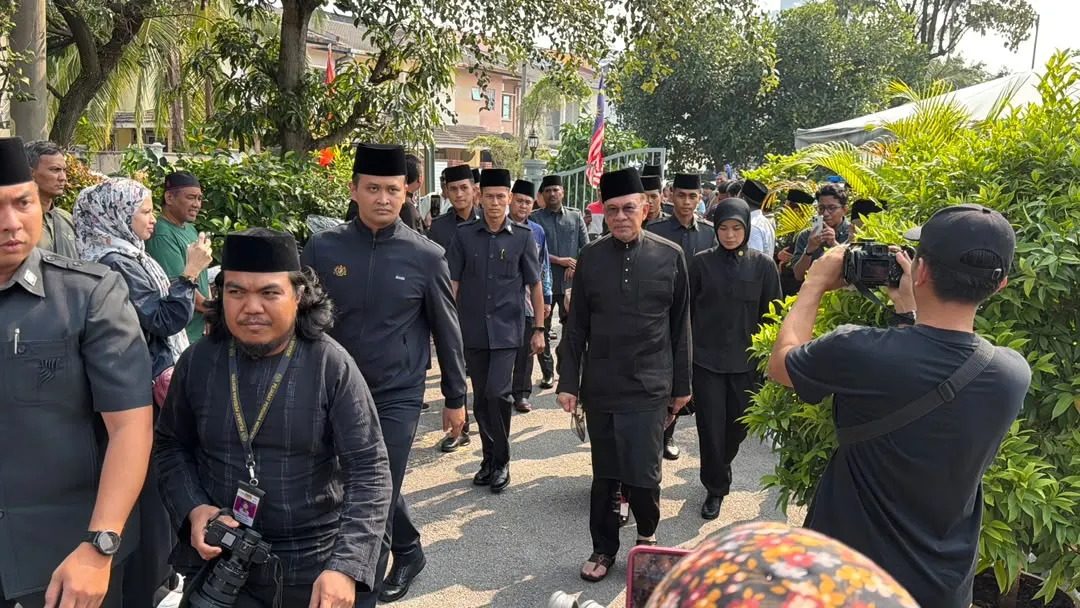 Tun Dr Siti Hasmah's remains arrives at Masjid As-Syarif