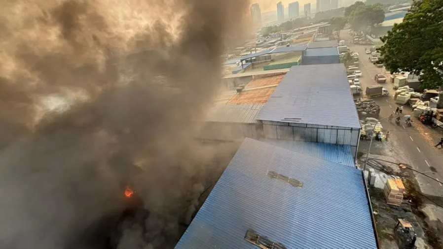 蒲种工业区今晨大火 4工厂被烧毁·幸无人伤亡