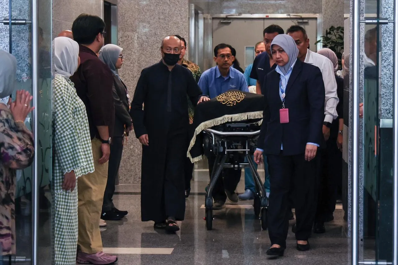 Dr Siti Hasmah’s remains leave IJN for family home