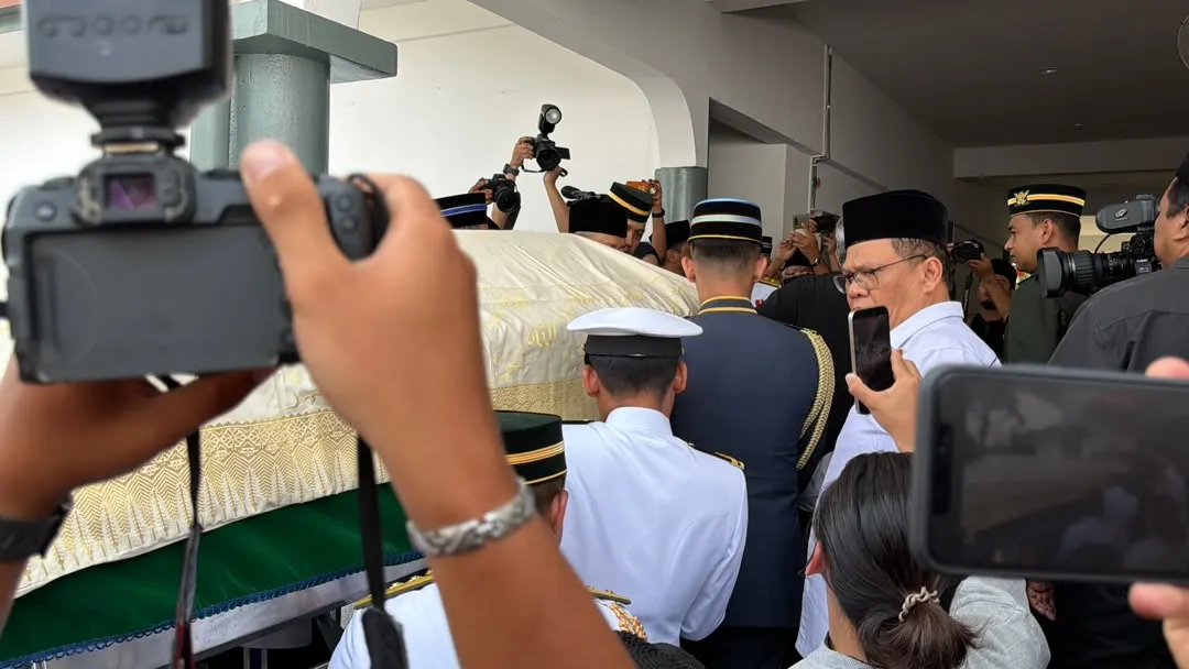 Jenazah Tun Dr Siti Hasmah tiba di Masjid As-Syarif