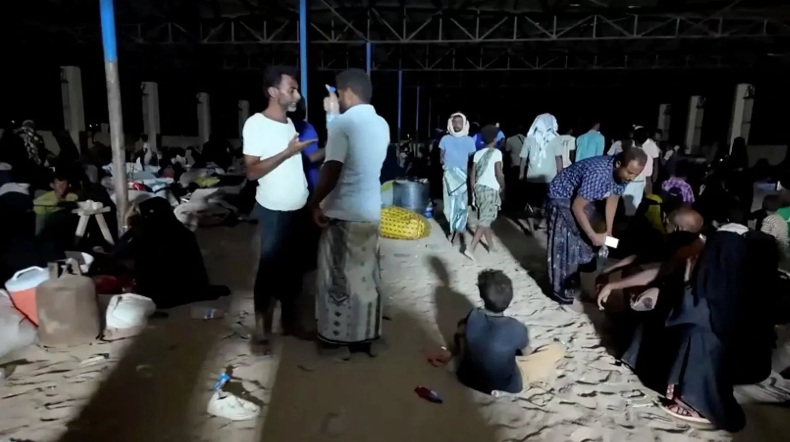 Alarmed Yemenis flee south as Houthis keep up attacks