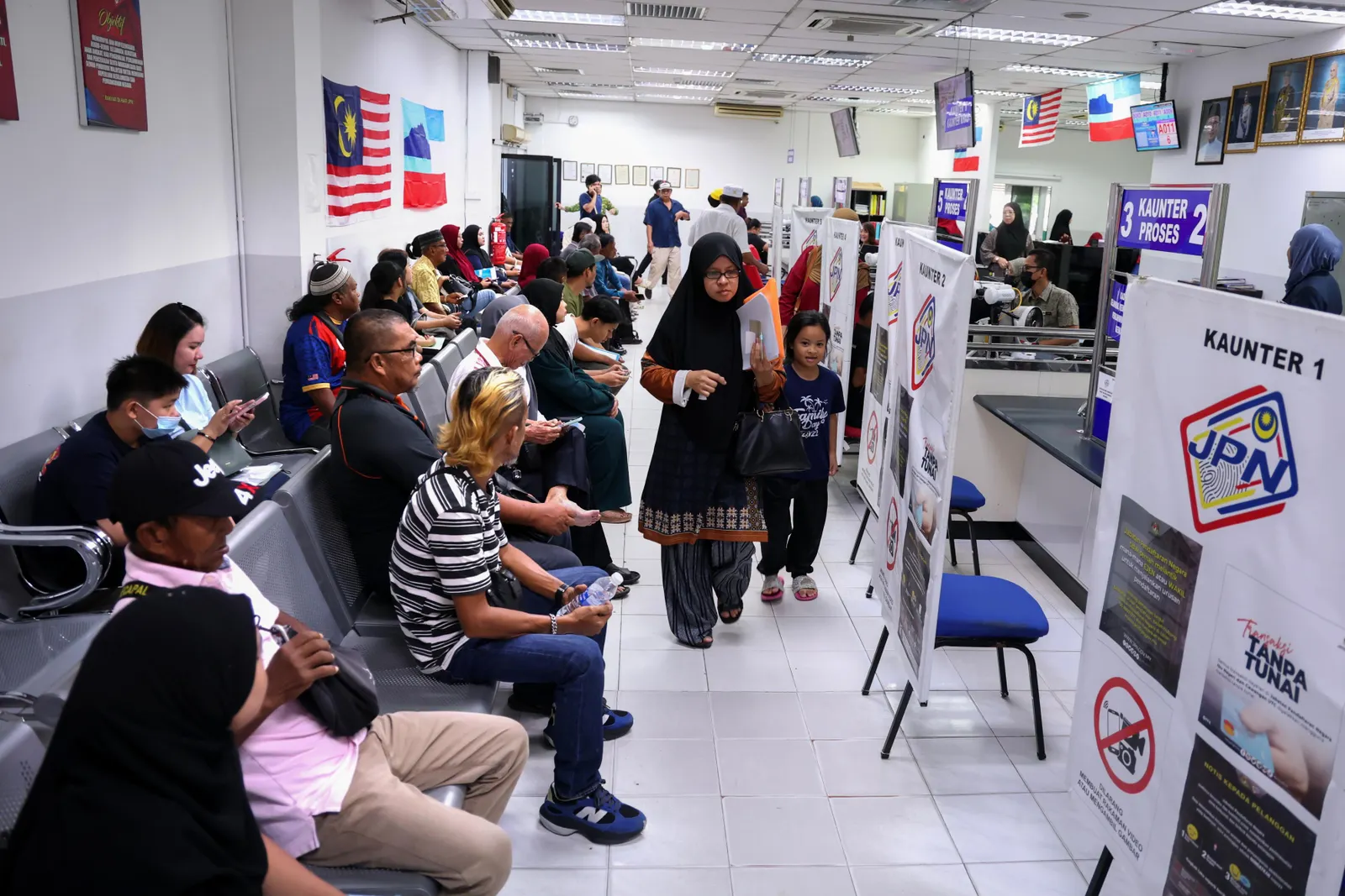 Orang ramai puji proses pengeluaran MyKad generasi baharu mudah, cepat
