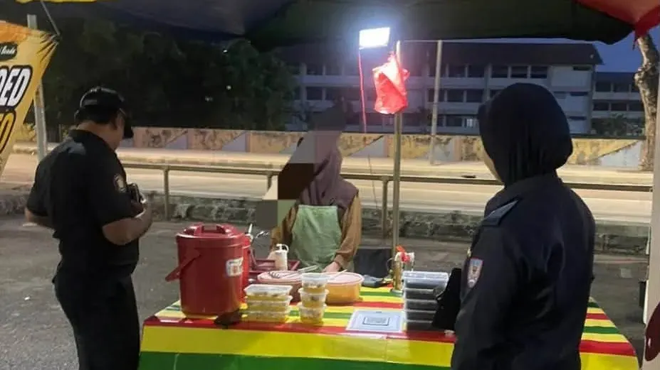 巴生皇城市厅取缔班达马兰小贩 5无牌商贩接罚单