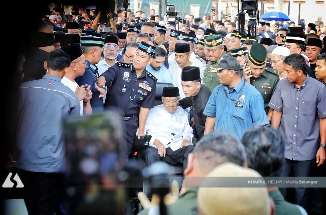 Seven decades together, Tun Dr Mahathir weeps as Tun Dr Siti Hasmah laid to rest