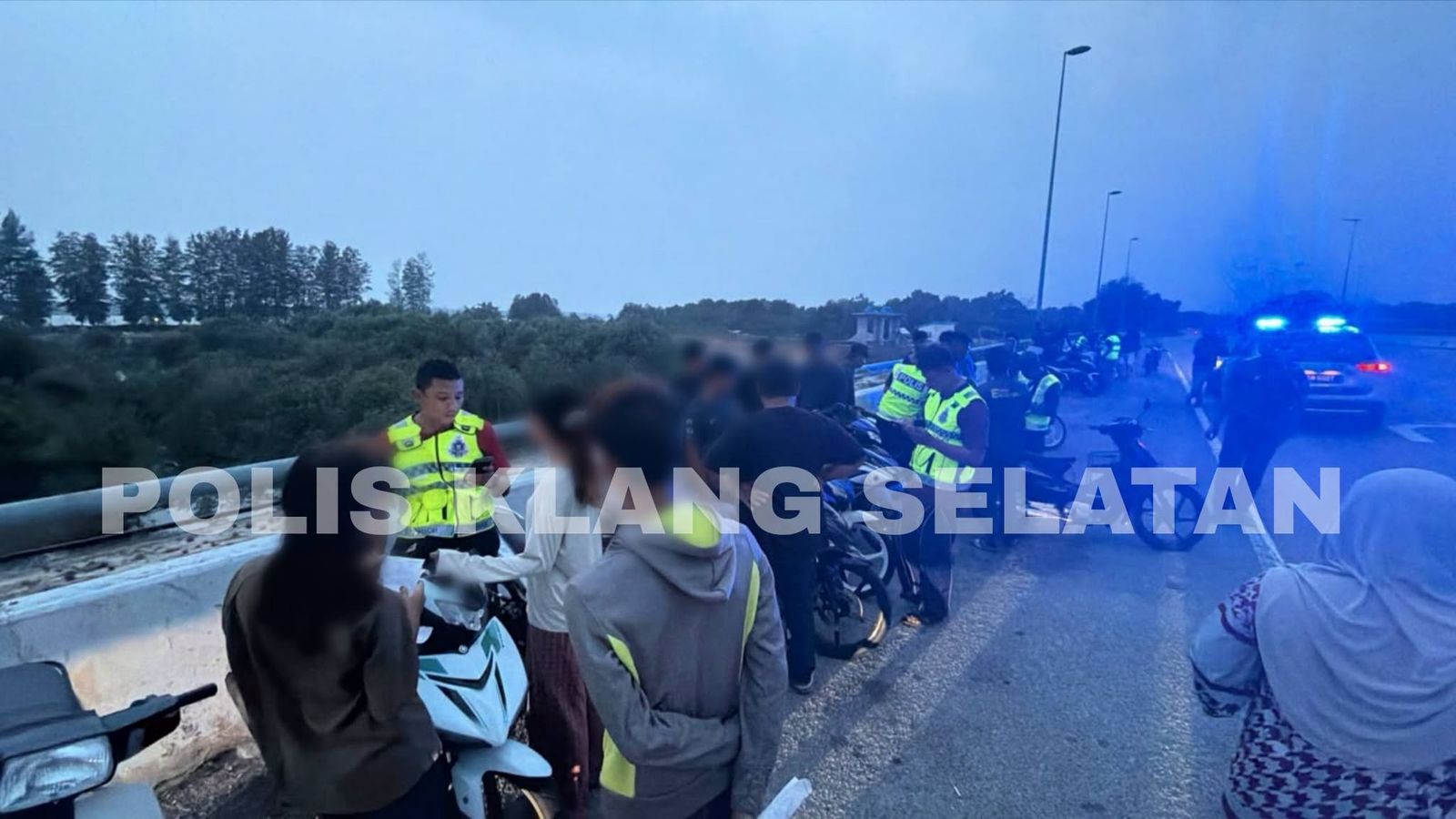 无驾照非法改装排气管未戴头盔 11摩托遭警方扣押