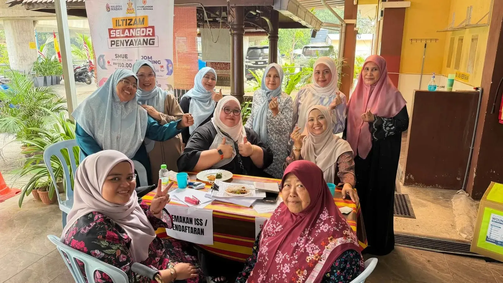 Lebih 100 penunggang terima petrol percuma, penduduk Hulu Kelang disantuni