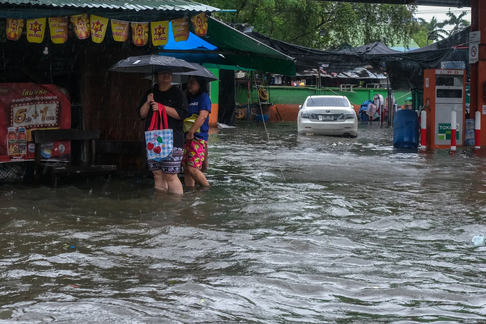 Bangkok declares three districts flood-disaster areas